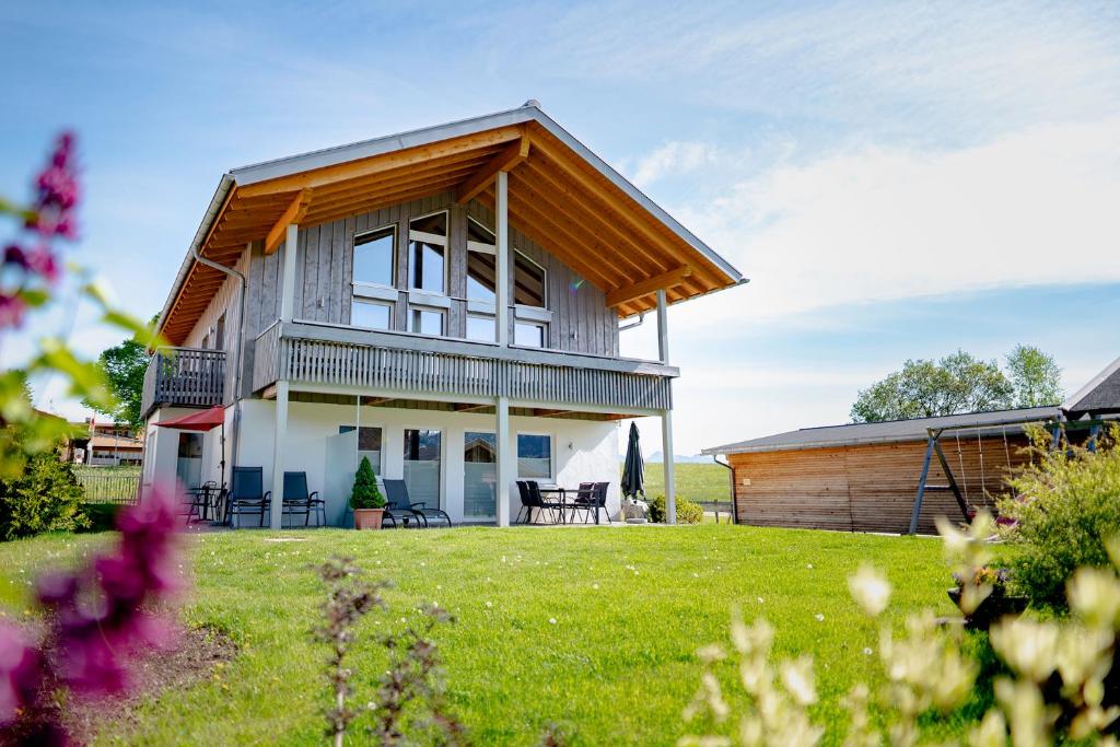 ボルシュターラングにあるLandhaus Alpenfloraの芝生の上に建つ葺き屋根の家