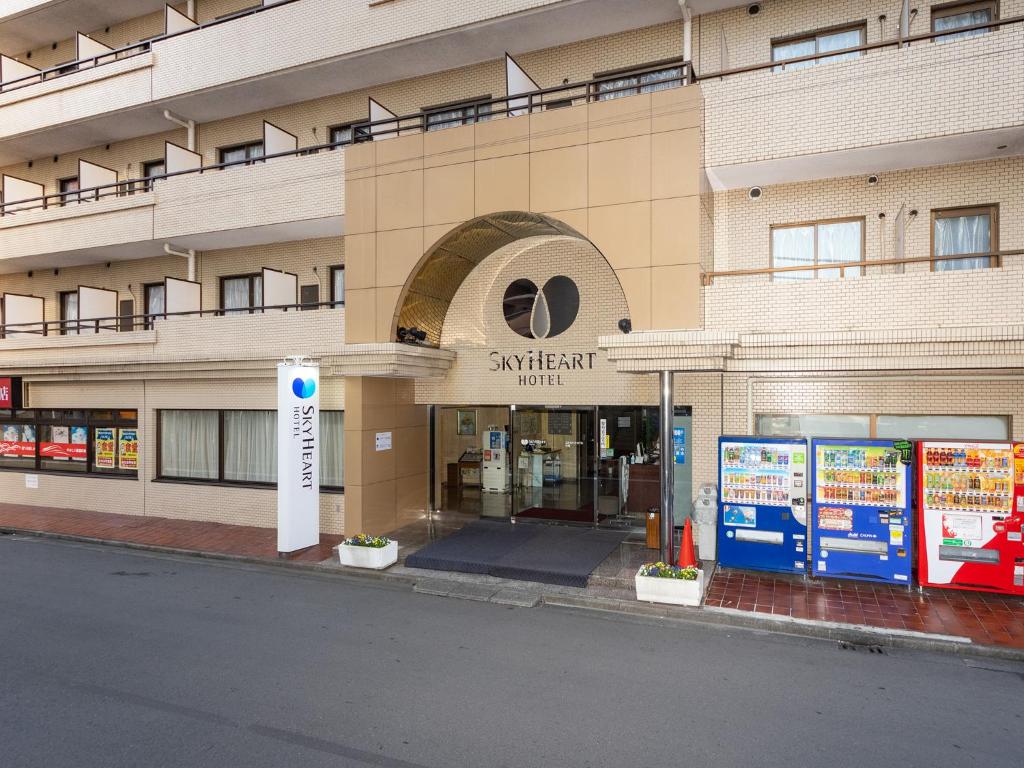 un edificio de apartamentos con entrada a una tienda en Sky Heart Hotel Kawasaki, en Kawasaki