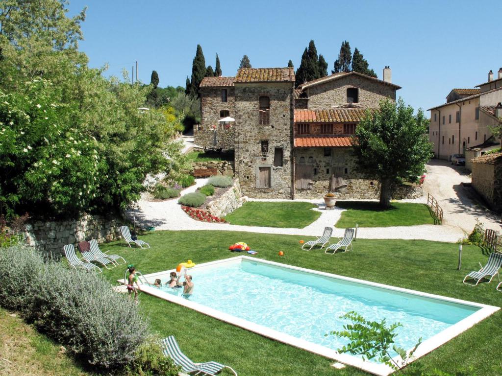une piscine extérieure en face d'une maison dans l'établissement Apartment Castiglioni-3 by Interhome, à Castiglione