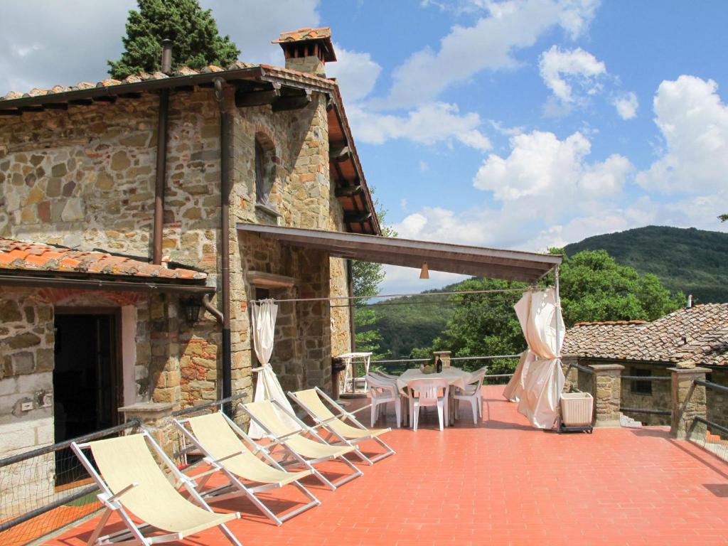 un patio con sillas y una mesa en un edificio en Holiday Home Fienile by Interhome en Linari