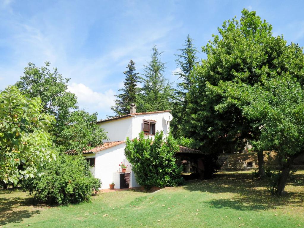 BoccheggianoにあるHoliday Home Campitello by Interhomeの目の前に木々が植えられた白い家