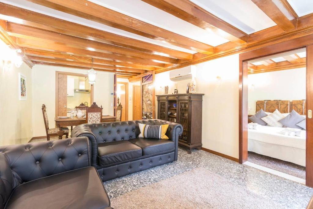 uma sala de estar com um sofá e uma cama em Residence Suite a Venezia em Veneza