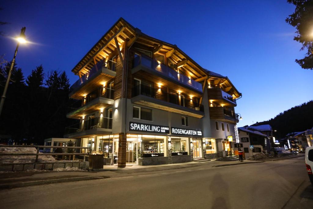 ein großes Gebäude mit Lichtern an der Straßenseite in der Unterkunft Hotel Rosengarten in Madonna di Campiglio