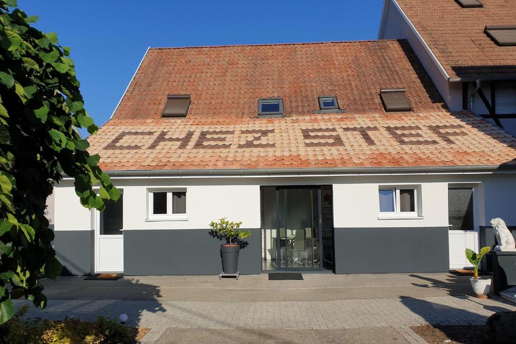 ein Gebäude mit einem Schild an der Seite in der Unterkunft Chez Stef in Marckolsheim