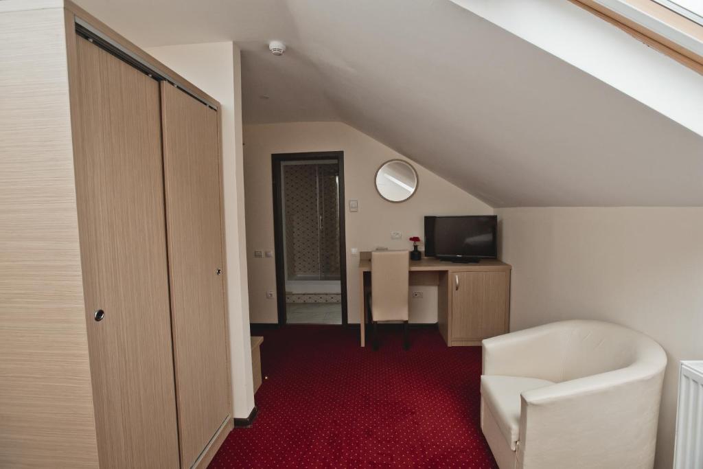 TV a/nebo společenská místnost v ubytování Hotel Evergreen