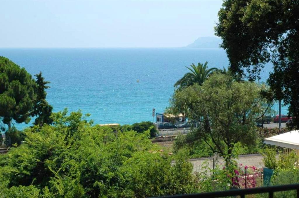 un train est sur les rails près de l'océan dans l'établissement Appartement moderne à Cannes avec vue sur mer et montagne - 85 m², à Cannes