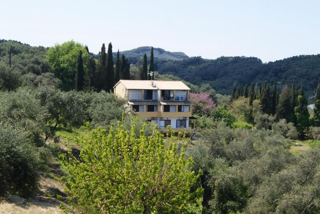 una casa en medio de un campo de árboles en Villa Bouka, en Astrakeri