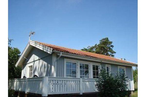 ein kleines Haus mit einer Veranda und einem Dach in der Unterkunft By the Baltic sea, 2 bedrooms in Karlskrona