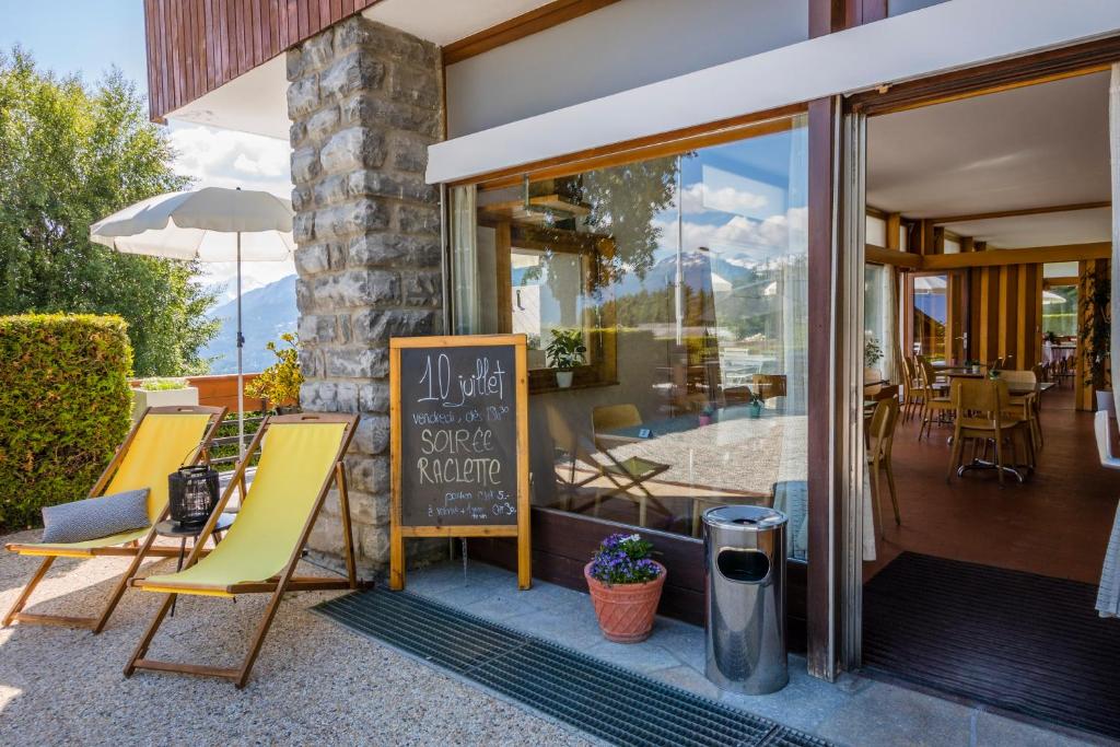 Nespecifikovaný výhled na hory nebo výhled na hory při pohledu z hotelu