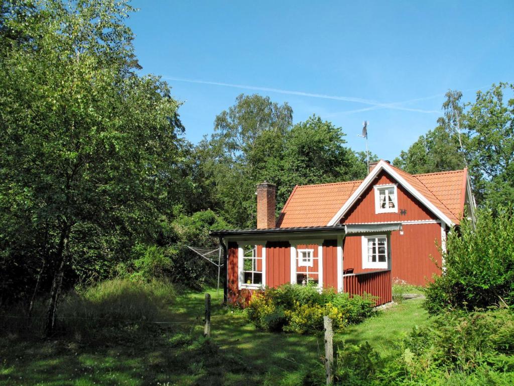 een rood huis in het midden van een veld bij Holiday Home Åkekvarn Snärjet by Interhome in Olofström