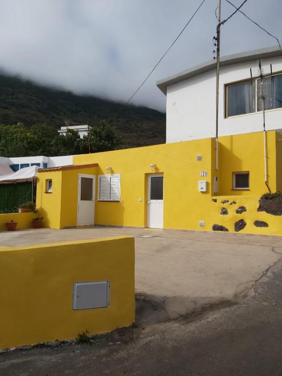 ein gelbes und weißes Gebäude mit einem Gebäude in der Unterkunft La casita de Candida in Tigaday