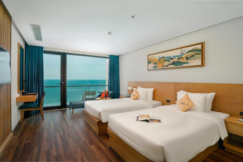 Postel nebo postele na pokoji v ubytování Sala Danang Beach Hotel