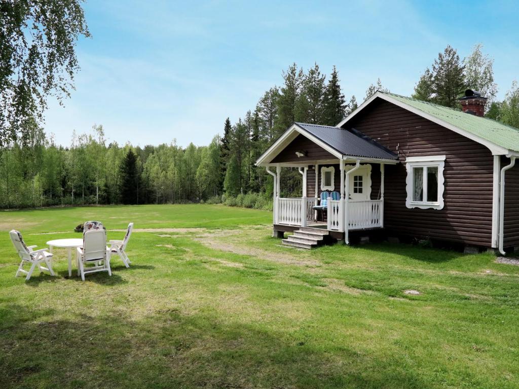 een kleine hut met een tafel en stoelen in de tuin bij Chalet Ramsjö - HSL020 by Interhome in Ramsjö