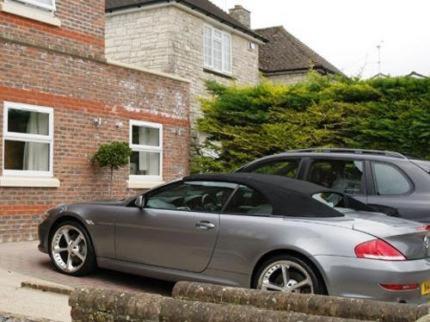 un coche plateado estacionado frente a una casa en Bay Tree House en Dorchester