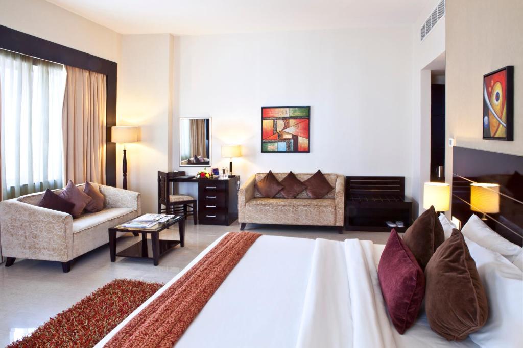 Postel nebo postele na pokoji v ubytování Landmark Riqqa Hotel