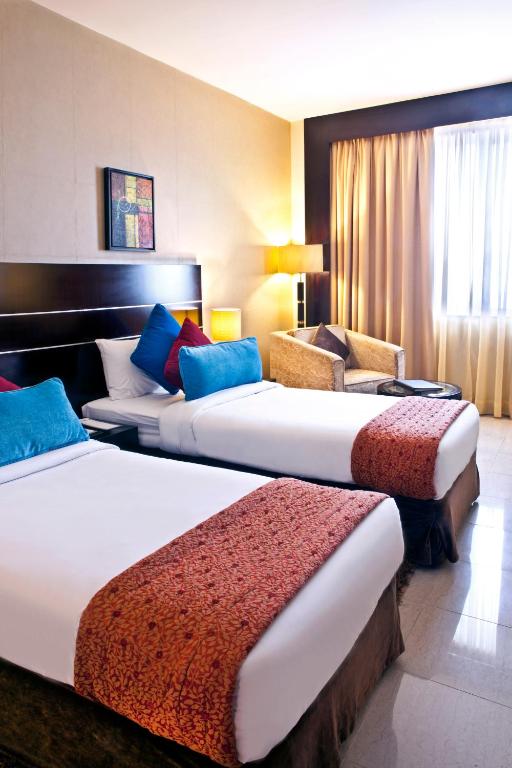 Postel nebo postele na pokoji v ubytování Landmark Riqqa Hotel