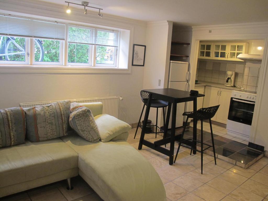 A kitchen or kitchenette at Guesthouse Sharon Aarhus