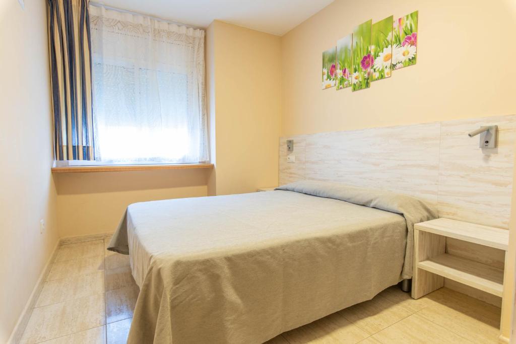 Postel nebo postele na pokoji v ubytování Apartaments Costamar Calafell