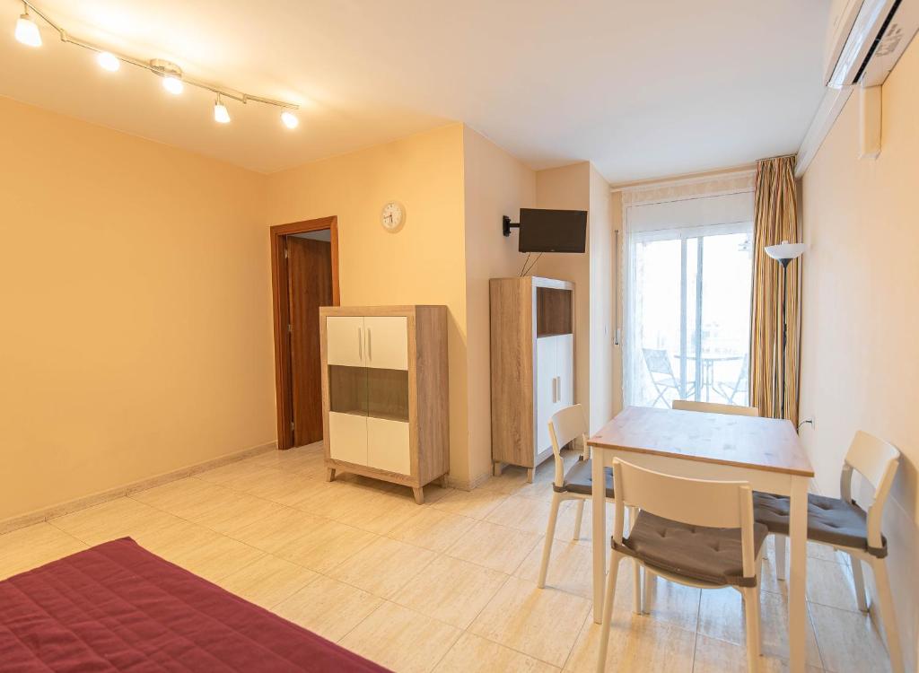 TV a/nebo společenská místnost v ubytování Apartaments Costamar Calafell