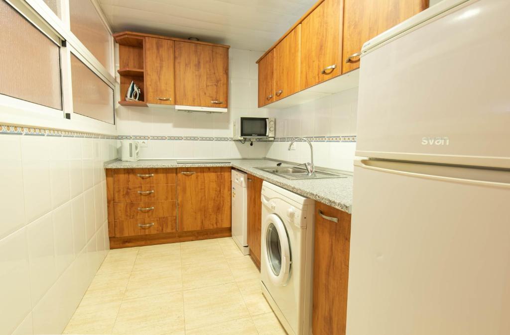 Kuchyň nebo kuchyňský kout v ubytování Apartaments Costamar Calafell