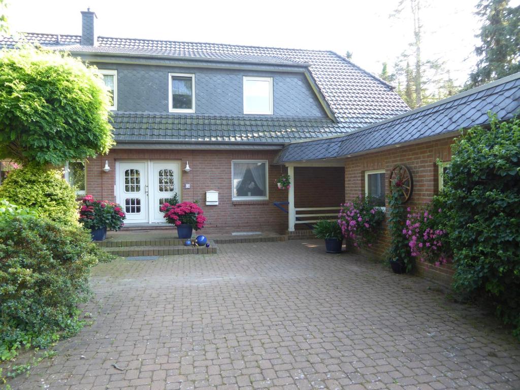 a house with a brick driveway in front of it at Ferienwohnung Gartenblick in Eystrup