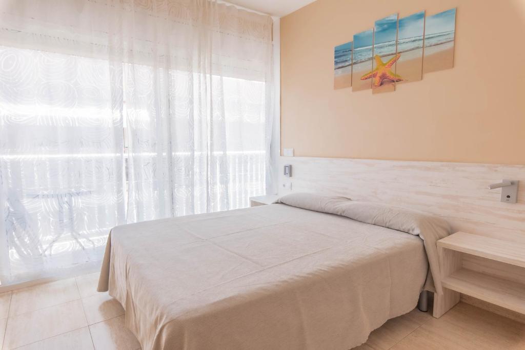 Postel nebo postele na pokoji v ubytování Apartaments Costamar Calafell