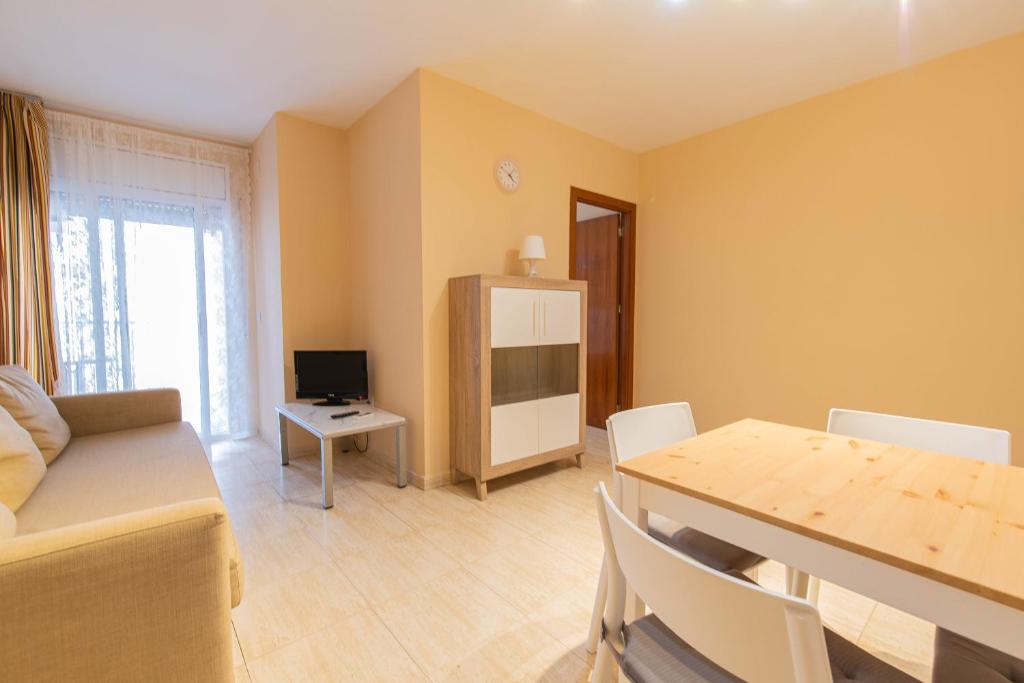 TV a/nebo společenská místnost v ubytování Apartaments Costamar Calafell