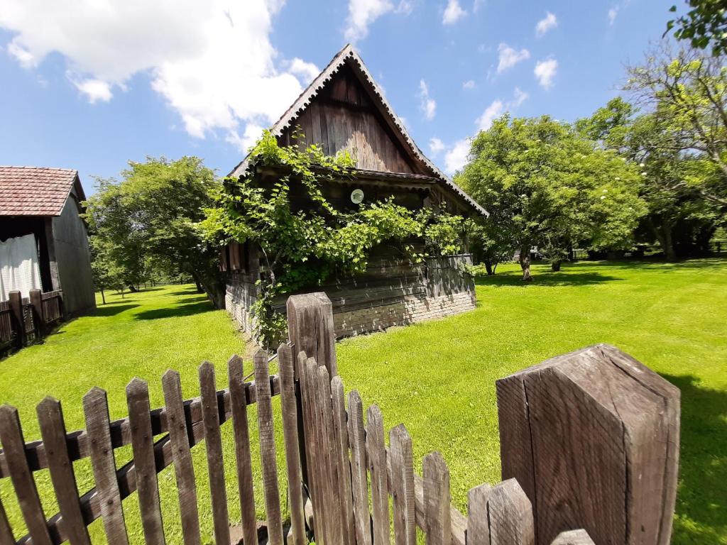 Jardin de l'établissement Ethno Village Stara Lonja
