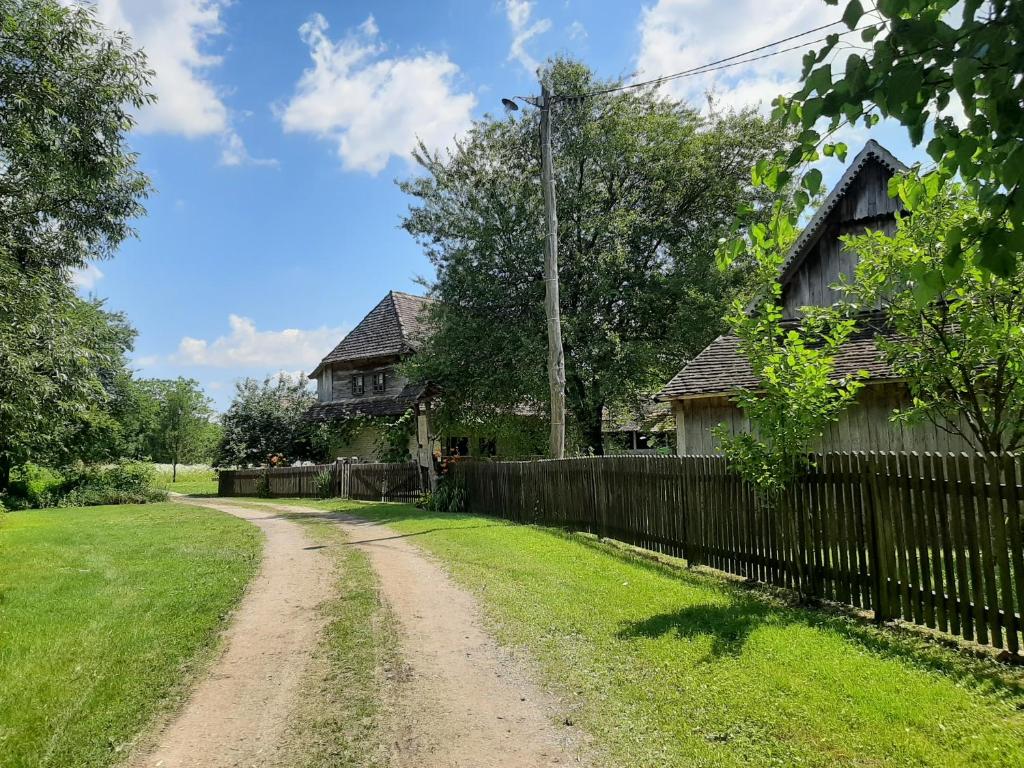 un chemin de terre devant une maison avec une clôture dans l'établissement Ethno Village Stara Lonja, à Lonja
