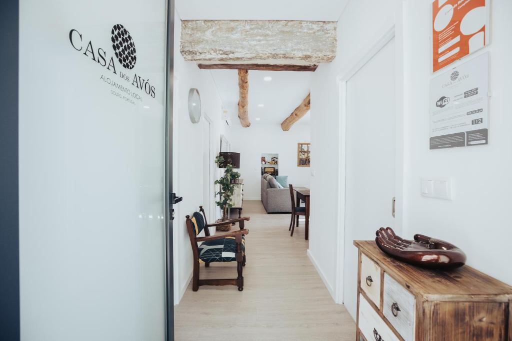 um corredor de uma casa com paredes brancas e pisos de madeira em Casa dos Avós- Douro em Peso da Régua