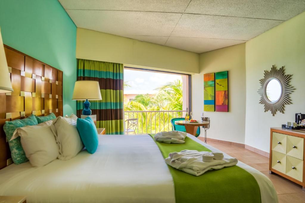 Postel nebo postele na pokoji v ubytování Sunscape Curacao Resort Spa & Casino