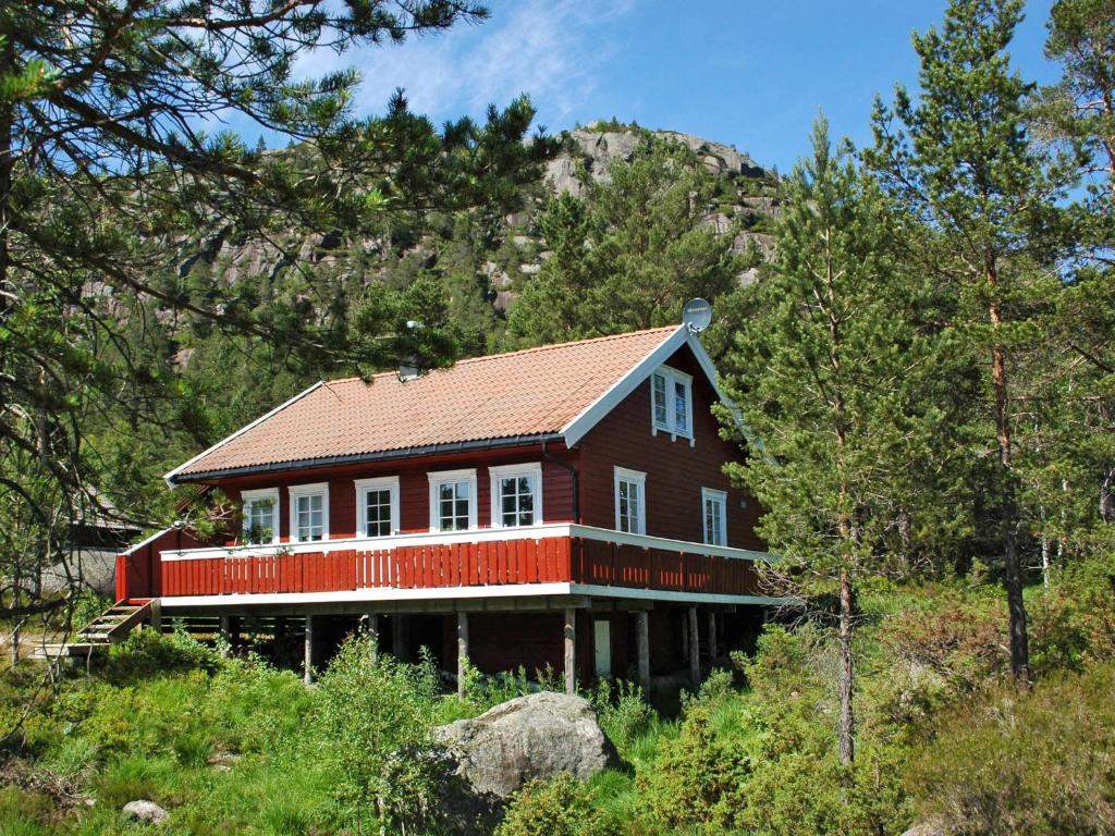 una casa en una colina con una montaña en Chalet Kosekroken - SOW081 by Interhome, en Fossdal