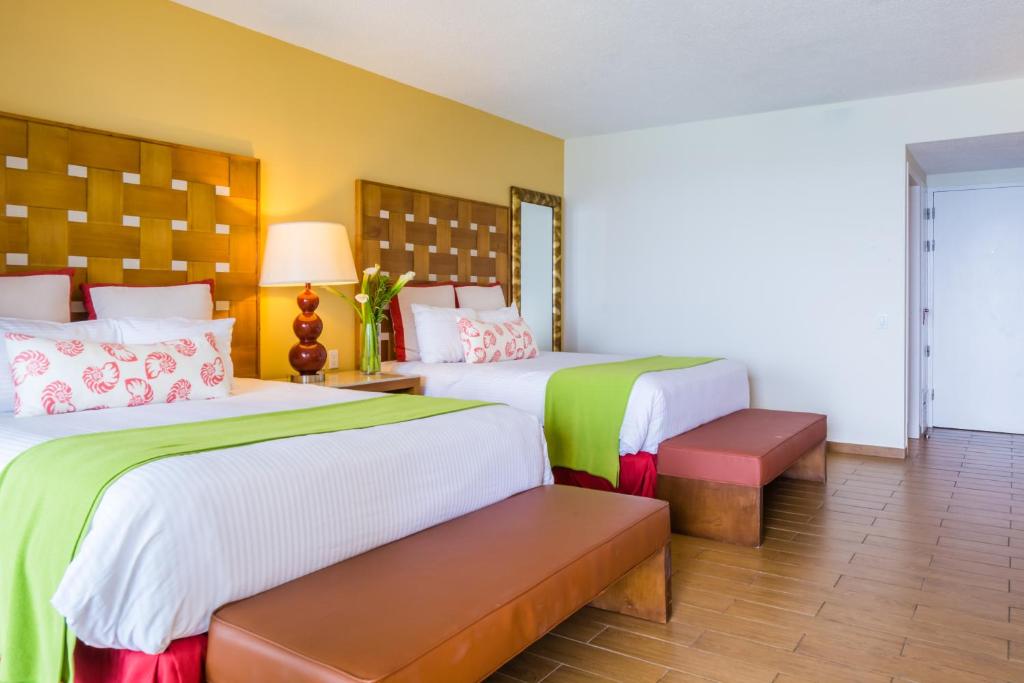 Postel nebo postele na pokoji v ubytování Sunscape Curacao Resort Spa & Casino