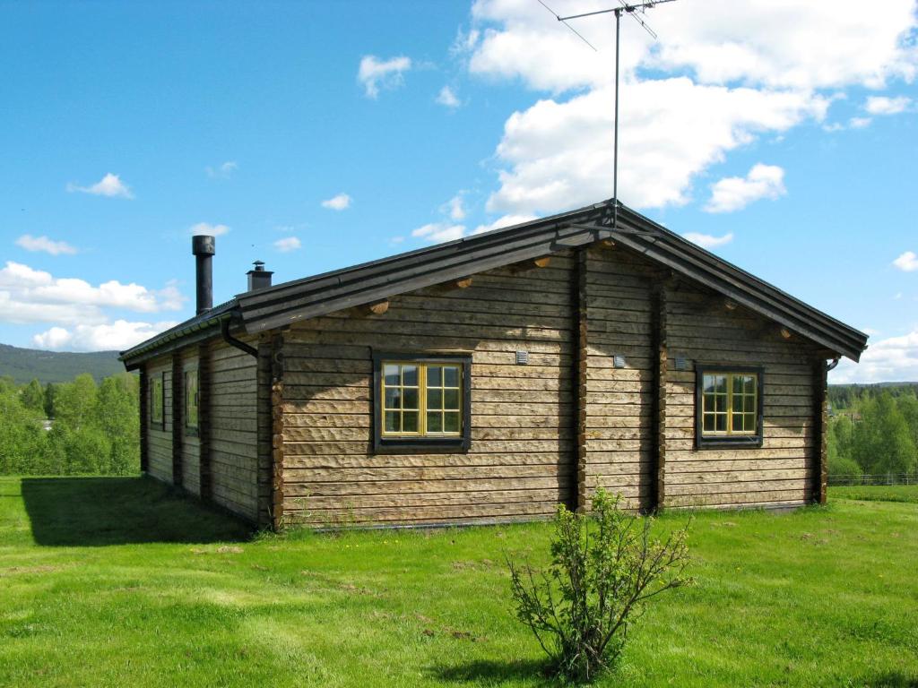 una pequeña casa de madera en un campo de hierba en Chalet Vemhån Byn - HJD062 by Interhome en Vemhån