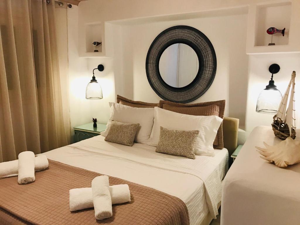 um quarto com 2 camas e um espelho na parede em Klaras House em Platis Yialos Mykonos