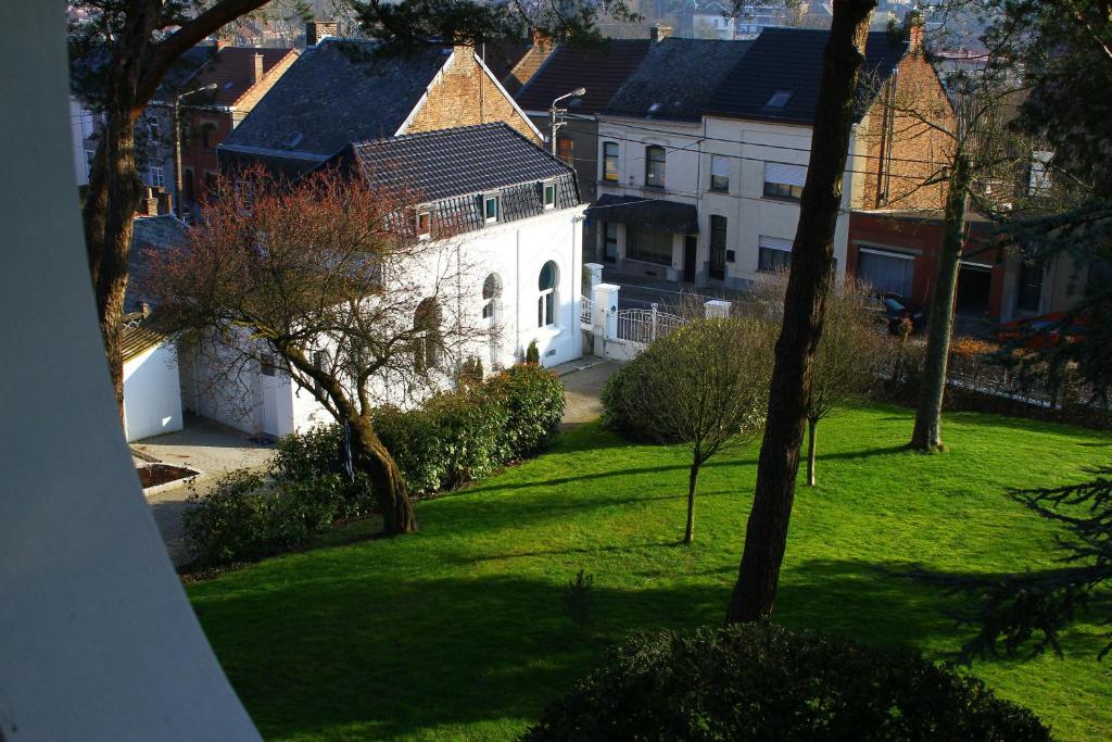 een luchtzicht op een huis met een groene tuin bij Gîte de la Conciergerie du Cheval Blanc in Luttre
