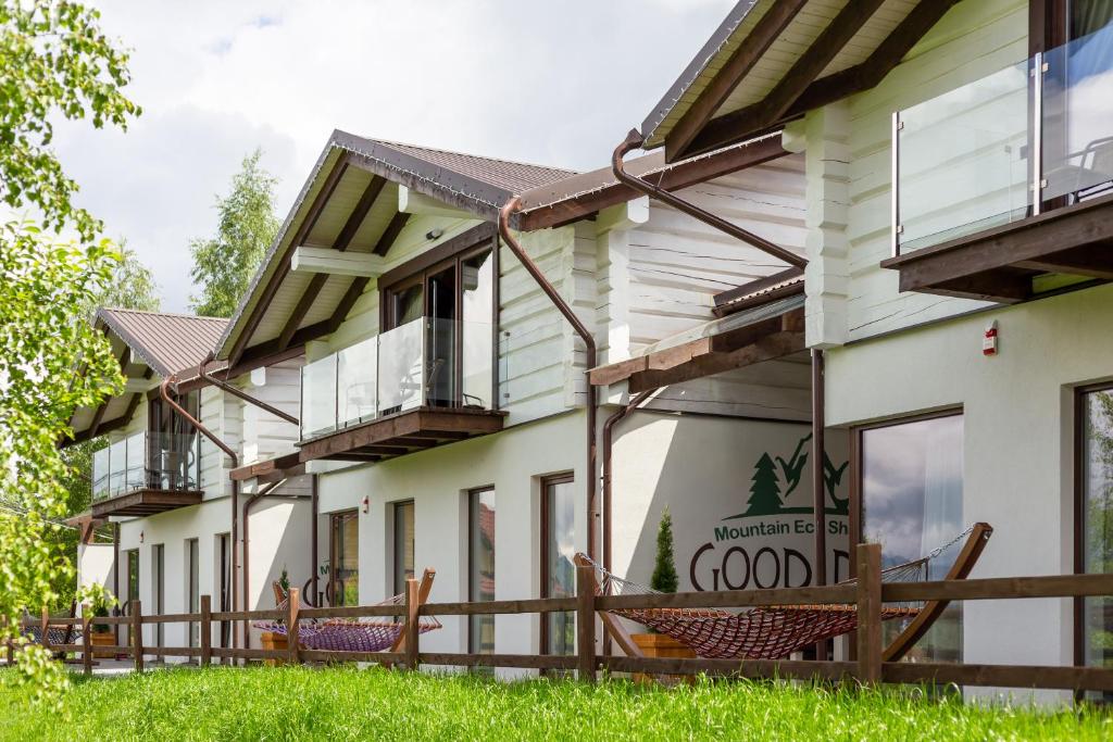 uma casa com varandas e uma cerca em GOOD DAYS Shale Resort 4 км до Буковеля em Yablunytsya