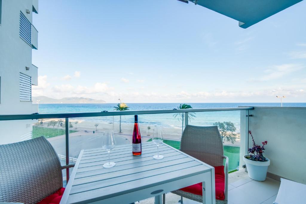 einen Tisch und Stühle auf einem Balkon mit Meerblick in der Unterkunft Sa Maniga 3i in Cala Millor