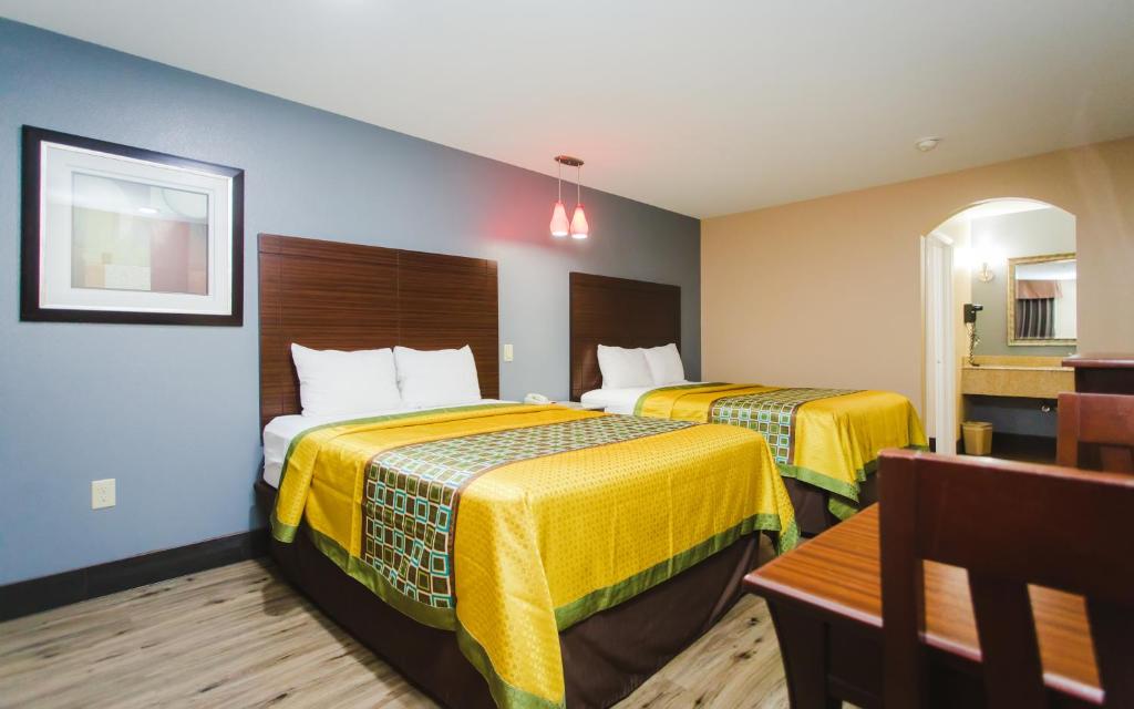Home Place Inn - Queen Room With Two Queen Beds - Non-Smoking