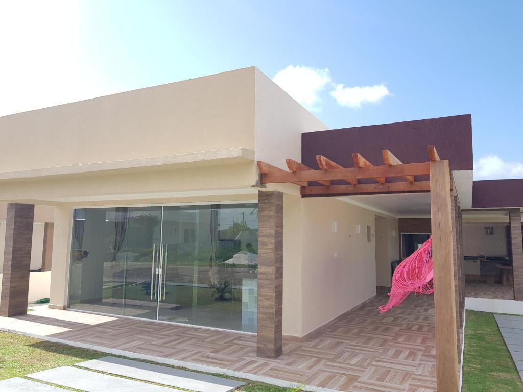 Casa moderna con una gran puerta de cristal en Casa Raizes Salinópolis-PA en Salinópolis