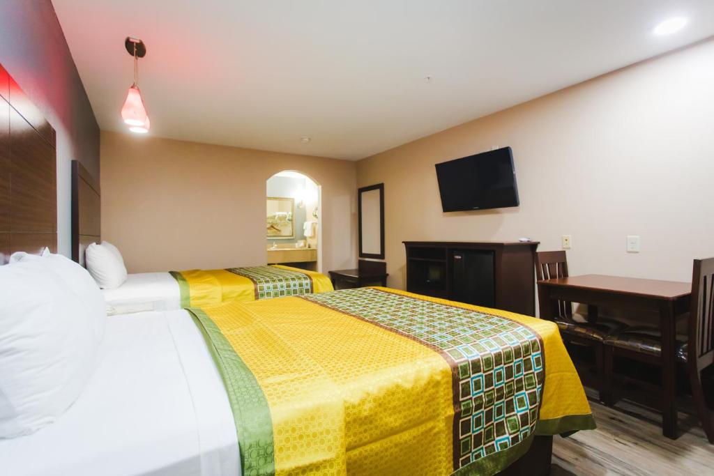 Home Place Inn - Queen Room With Two Queen Beds - Smoking