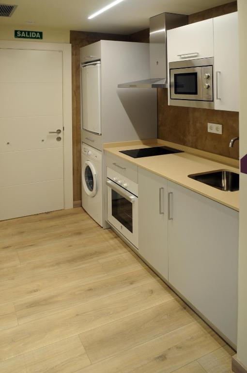 Kuchyň nebo kuchyňský kout v ubytování APARTAMENTOS TURÍSTICOS GUIANA