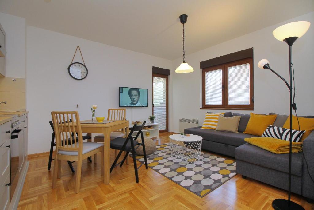 sala de estar con sofá y mesa en Apartman Kaja en Zlatibor