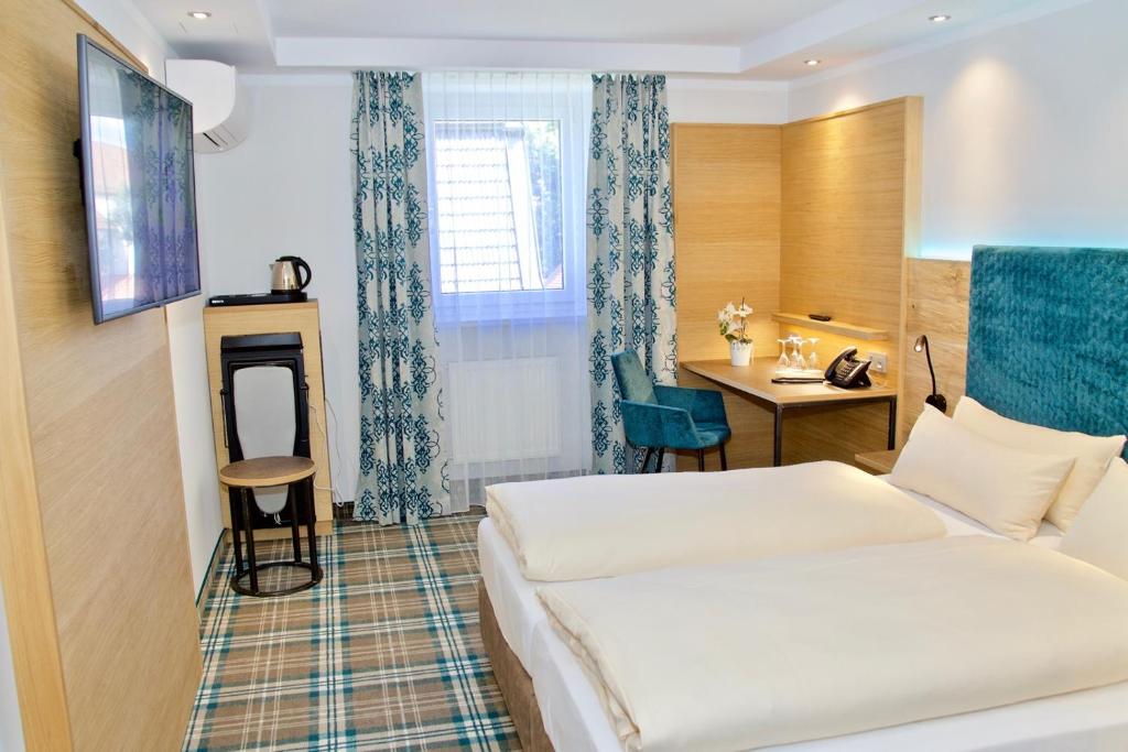 Postel nebo postele na pokoji v ubytování Hotel Zur Post
