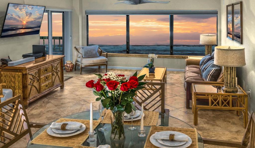 阿米莉亚岛Amelia Island Oceanfront Condo的客厅的桌子上有一瓶花