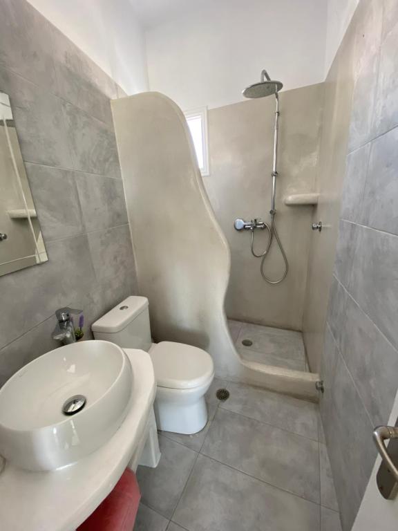 Koupelna v ubytování Manios Suites