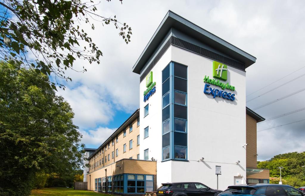 スウィンドンにあるHoliday Inn Express Swindon West, an IHG Hotelの看板付きの建物