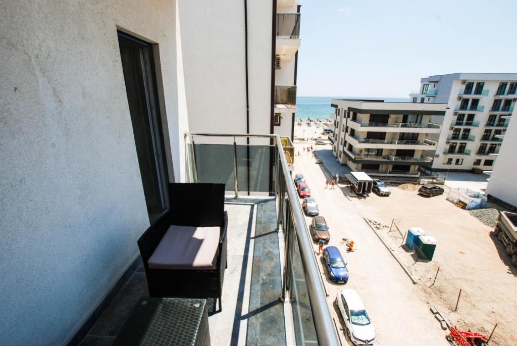 een balkon van een gebouw met uitzicht op het strand bij Solaris Apartment Mamaia-Nord in Mamaia Nord – Năvodari