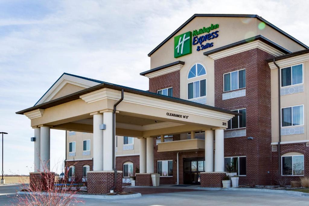 a rendering of the front of a hotel at Holiday Inn Express & Suites Nevada, an IHG Hotel in Nevada