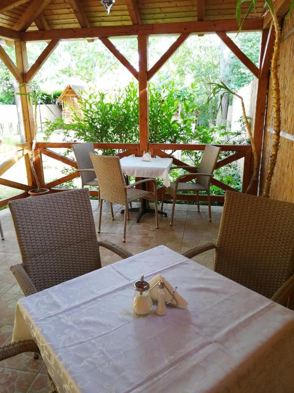 Restauracja lub miejsce do jedzenia w obiekcie Karpatia Panzio